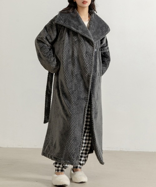 DAY CLOSET（デイ クローゼット）の「レディース ルームウェア モコモコ襟付きボリュームロングボアガウン[腰紐付き]（ガウン/バスローブ・レディース・チャコールグレー/モカ/ベージュ/ネイビー・M/L）」の7枚目の写真