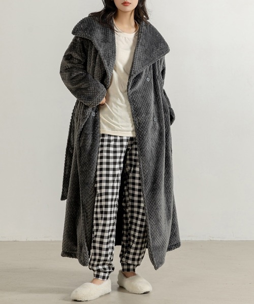 DAY CLOSET（デイ クローゼット）の「レディース ルームウェア モコモコ襟付きボリュームロングボアガウン[腰紐付き]（ガウン/バスローブ・レディース・チャコールグレー/モカ/ベージュ/ネイビー・M/L）」の8枚目の写真