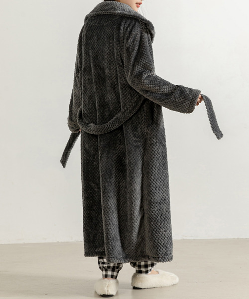 DAY CLOSET（デイ クローゼット）の「レディース ルームウェア モコモコ襟付きボリュームロングボアガウン[腰紐付き]（ガウン/バスローブ・レディース・チャコールグレー/モカ/ベージュ/ネイビー・M/L）」の9枚目の写真