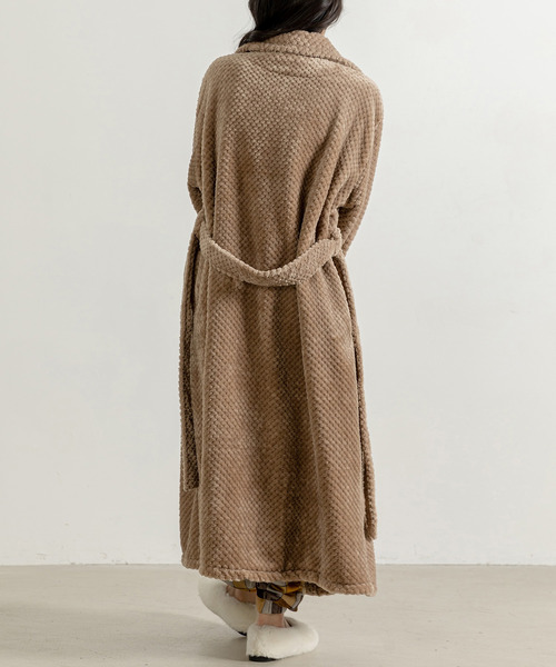 DAY CLOSET（デイ クローゼット）の「レディース ルームウェア モコモコ襟付きボリュームロングボアガウン[腰紐付き]（ガウン/バスローブ・レディース・チャコールグレー/モカ/ベージュ/ネイビー・M/L）」の20枚目の写真