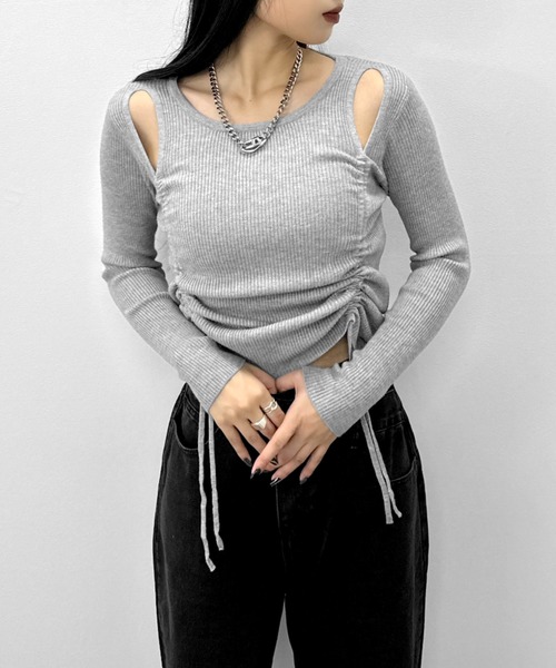 LVEU.（ラブユ.）の「【LVEU.】カットアウトシャーリングリブトップス / トップス カットソー ニット シャーリング カットアウト 肌見せ クロップド ショート ブラック グレー（ニット/セーター・レディース・ブラック/グレー・FREE）」の2枚目の写真