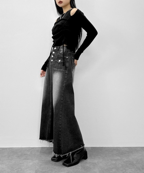 LVEU.（ラブユ.）の「【LVEU.】カットアウトシャーリングリブトップス / トップス カットソー ニット シャーリング カットアウト 肌見せ クロップド ショート ブラック グレー（ニット/セーター・レディース・ブラック/グレー・FREE）」の4枚目の写真