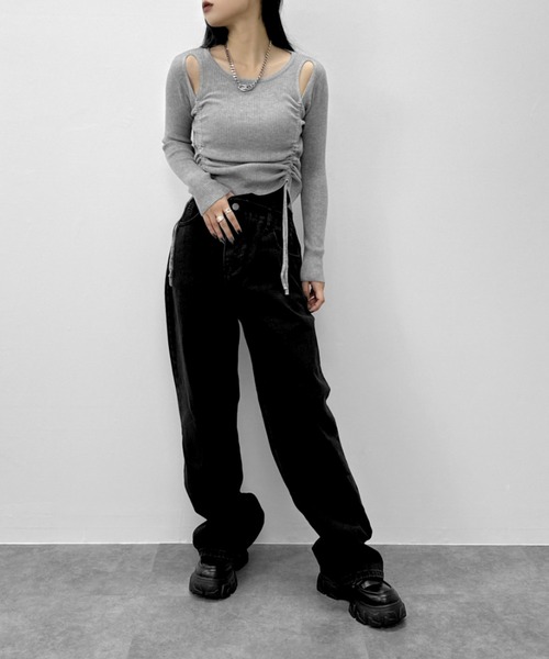LVEU.（ラブユ.）の「【LVEU.】カットアウトシャーリングリブトップス / トップス カットソー ニット シャーリング カットアウト 肌見せ クロップド ショート ブラック グレー（ニット/セーター・レディース・ブラック/グレー・FREE）」の8枚目の写真