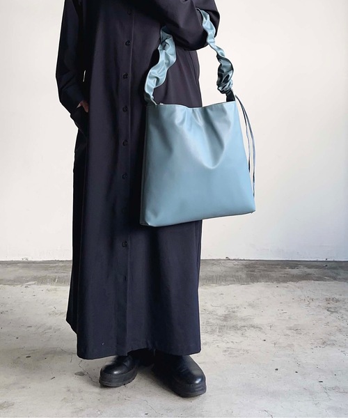 AT CREATION(アットクリエイション)の「EM : AT CREATION アウロショルダー(ショルダーバッグ・レディース・キャメル/サックスブルー/ブラック/アイボリー・FREE)」の4枚目の写真