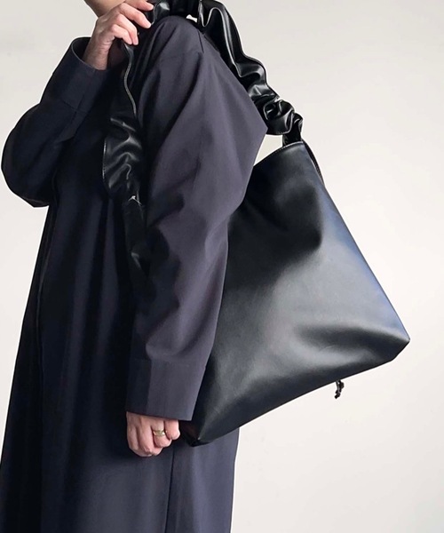 AT CREATION(アットクリエイション)の「EM : AT CREATION アウロショルダー(ショルダーバッグ・レディース・キャメル/サックスブルー/ブラック/アイボリー・FREE)」の3枚目の写真