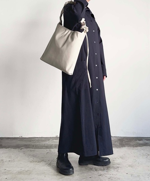 AT CREATION(アットクリエイション)の「EM : AT CREATION アウロショルダー(ショルダーバッグ・レディース・キャメル/サックスブルー/ブラック/アイボリー・FREE)」の5枚目の写真