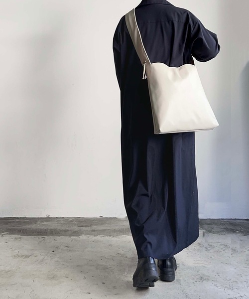 AT CREATION(アットクリエイション)の「EM : AT CREATION アウロショルダー(ショルダーバッグ・レディース・キャメル/サックスブルー/ブラック/アイボリー・FREE)」の6枚目の写真