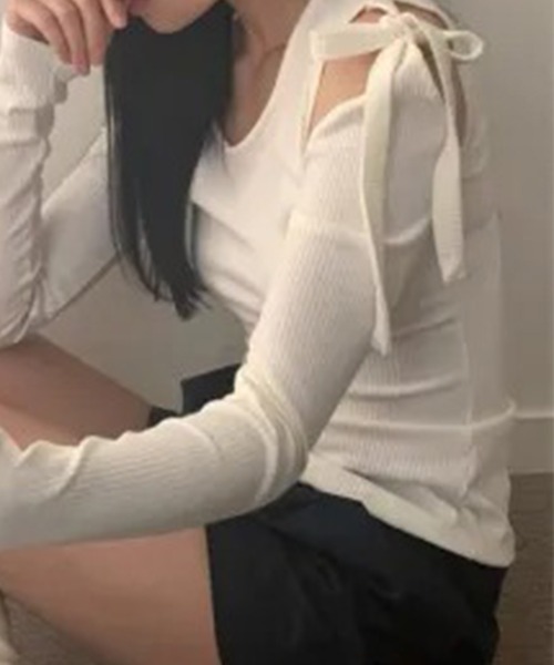 LYEON（リヨン）の「ワンショルダーオープンリボンテレコトップス/ショルダーリボンTシャツ（Tシャツ/カットソー・レディース・オフホワイト/ピンク・FREE）」の5枚目の写真