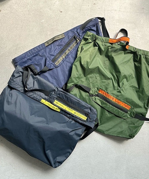 WEEKEND(ER)(ウィークエンダー)の「WEEKEND(ER) ウィークエンダー LIGHTWEIGHT PACKABLE SHOULDER BAG(ショルダーバッグ・レディース・ブラック/オレンジ・FREE)」の4枚目の写真