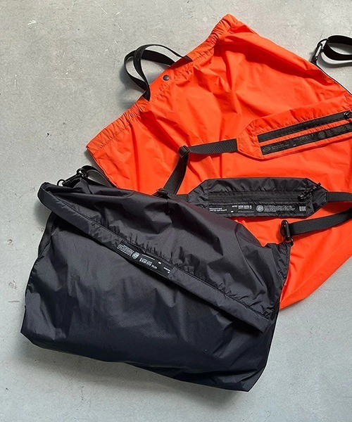 WEEKEND(ER)(ウィークエンダー)の「WEEKEND(ER) ウィークエンダー LIGHTWEIGHT PACKABLE SHOULDER BAG(ショルダーバッグ・レディース・ブラック/オレンジ・FREE)」の5枚目の写真