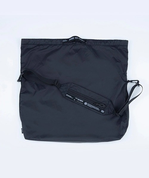 WEEKEND(ER)(ウィークエンダー)の「WEEKEND(ER) ウィークエンダー LIGHTWEIGHT PACKABLE SHOULDER BAG(ショルダーバッグ・レディース・ブラック/オレンジ・FREE)」の6枚目の写真