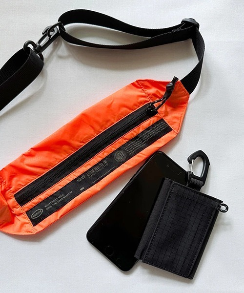 WEEKEND(ER)(ウィークエンダー)の「WEEKEND(ER) ウィークエンダー LIGHTWEIGHT PACKABLE SHOULDER BAG(ショルダーバッグ・レディース・ブラック/オレンジ・FREE)」の8枚目の写真