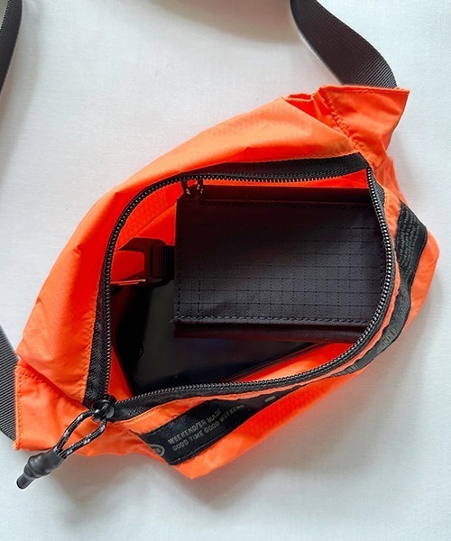 WEEKEND(ER)(ウィークエンダー)の「WEEKEND(ER) ウィークエンダー LIGHTWEIGHT PACKABLE SHOULDER BAG(ショルダーバッグ・レディース・ブラック/オレンジ・FREE)」の13枚目の写真