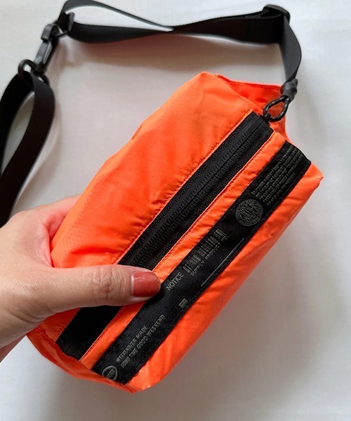 WEEKEND(ER)(ウィークエンダー)の「WEEKEND(ER) ウィークエンダー LIGHTWEIGHT PACKABLE SHOULDER BAG(ショルダーバッグ・レディース・ブラック/オレンジ・FREE)」の19枚目の写真