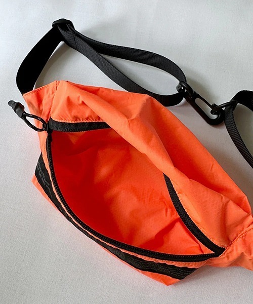 WEEKEND(ER)(ウィークエンダー)の「WEEKEND(ER) ウィークエンダー LIGHTWEIGHT PACKABLE SHOULDER BAG(ショルダーバッグ・レディース・ブラック/オレンジ・FREE)」の12枚目の写真