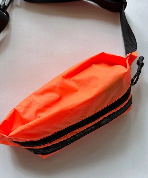 WEEKEND(ER)(ウィークエンダー)の「WEEKEND(ER) ウィークエンダー LIGHTWEIGHT PACKABLE SHOULDER BAG(ショルダーバッグ・レディース・ブラック/オレンジ・FREE)」の18枚目の写真