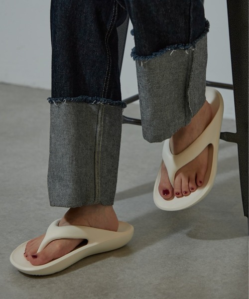 COLONY 2139（コロニートゥーワンスリーナイン）の「EVAトングサンダル（サンダル・レディース・ブラック/グレー/グリーン/ホワイト・LARGE/MEDIUM）」の2枚目の写真