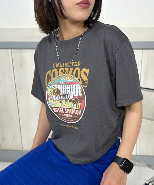 CRB（シーアールビー）の「サイドドロストプリントクロップド丈半袖Tシャツ（Tシャツ/カットソー・レディース・グレー/オフホワイト/ピンク/チャコール・F）」の3枚目の写真