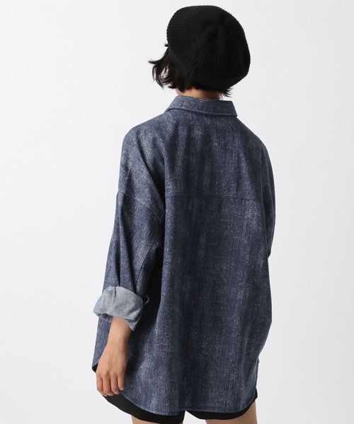 PAGEBOY（ページボーイ）の「カスレデニムシャツ（シャツ/ブラウス・レディース・インディゴブルー/ブルー/ブラック・FREE）」の12枚目の写真