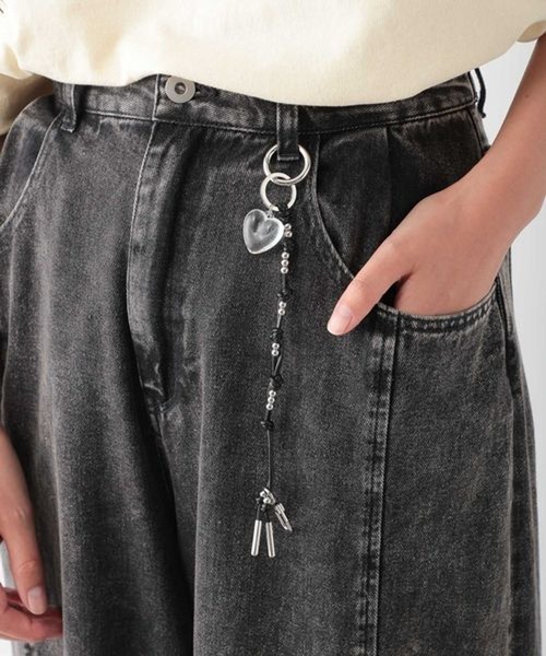 LEPSIM(レプシィム)の「コードキーチャーム 137917(キーホルダー・レディース・ブラウン/ブラック/シルバー・ONE SIZE)」の5枚目の写真