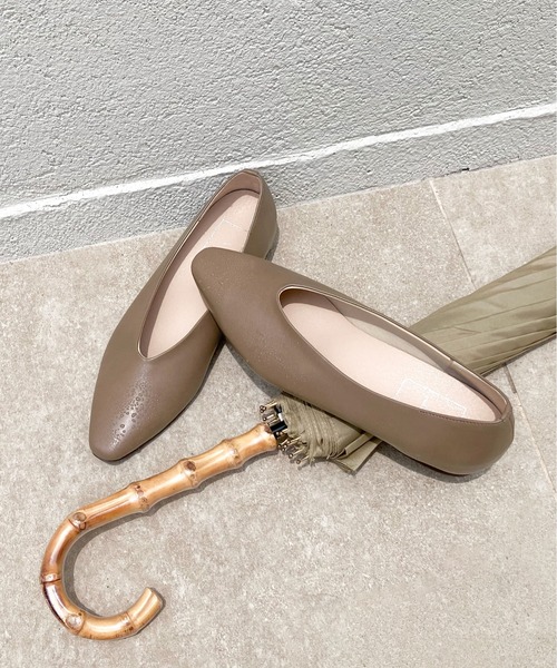 enchanted(エンチャンテッド)の「晴雨兼用深甲Vカットフラットシューズ(パンプス・レディース・ブラック/グレイッシュベージュ/シルバーグレー/アイボリー・22.5/23/23.5/24/24.5)」の11枚目の写真