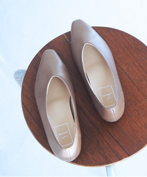 enchanted(エンチャンテッド)の「晴雨兼用深甲Vカットフラットシューズ(パンプス・レディース・ブラック/グレイッシュベージュ/シルバーグレー/アイボリー・22.5/23/23.5/24/24.5)」の6枚目の写真