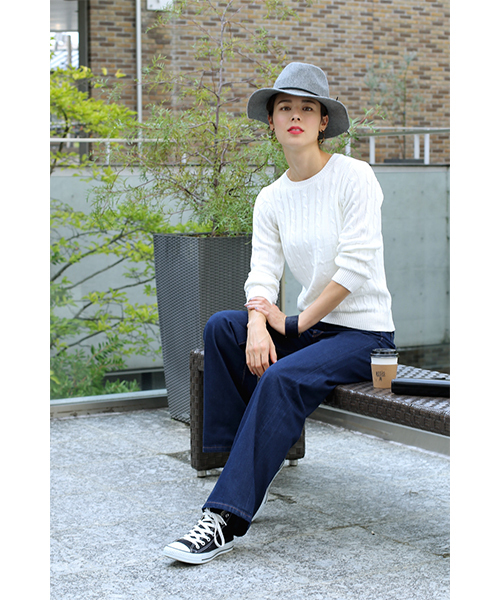 AZUL by moussy（アズールバイマウジー）の「ミリオンホットケーブルR/N長袖PO（ニット/セーター・レディース・オフホワイト/キャメル/トップグレー/ネイビー/ブラック・X-LARGE/SMALL/MEDIUM/LARGE）」の2枚目の写真