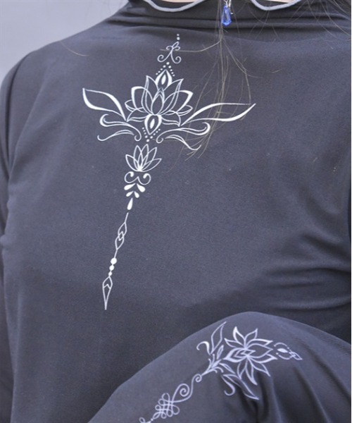 axesfemmeポエティックロータスタトゥー風シアープルオーバー セール】ロータスタトゥー風シアープルオーバー（Tシャツ