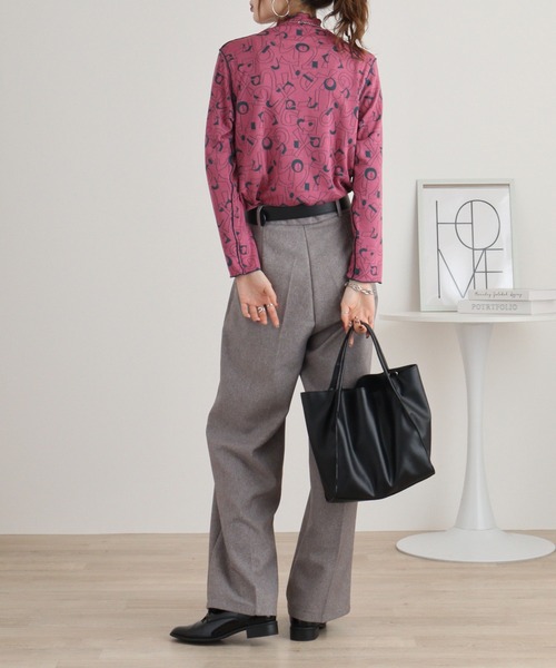 BRODIAEA(ブローディア)の「BRODIAEA リバーシブル総柄ボトルネックプルオーバー(Tシャツ/カットソー・レディース・ブルーグリーン/ネイビー/ブラック・40)」の9枚目の写真