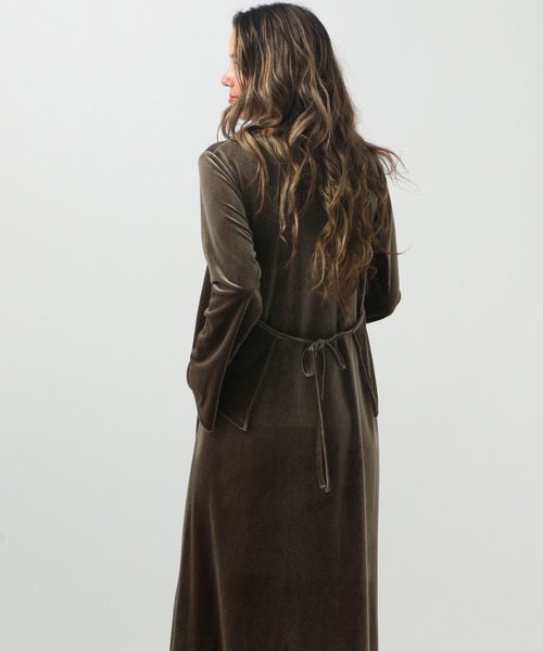 BAYFLOW（ベイフロー）の「[トレンドのベロア生地]キャミレイヤードベロアワンピース（ワンピース・レディース・ベージュ/カーキ・FREE）」の10枚目の写真