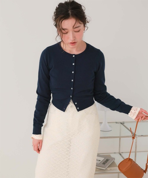 titivate(ティティベイト)の「クルーネックニットカーディガン/トップス(カーディガン/ボレロ・レディース・グレー/ブラック/アイボリー/ライトブルー/ホワイト系その他/レッド/キャメル/ネイビー/ピンク・S/M/MT/L)」の7枚目の写真