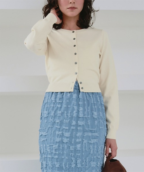 titivate(ティティベイト)の「クルーネックニットカーディガン/トップス(カーディガン/ボレロ・レディース・グレー/ブラック/アイボリー/ライトブルー/ホワイト系その他/レッド/キャメル/ネイビー/ピンク・S/M/MT/L)」の2枚目の写真