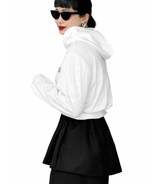 LVEU.（ラブユ.）の「【LVEU.】グラフィックプリントフーディー(Ai select) / トップス プルオーバー カットソー パーカー クロップド ショート プリント フーディー フード ブラック ホワイト（パーカー・レディース・ブラック/ホワイト・FREE）」の22枚目の写真