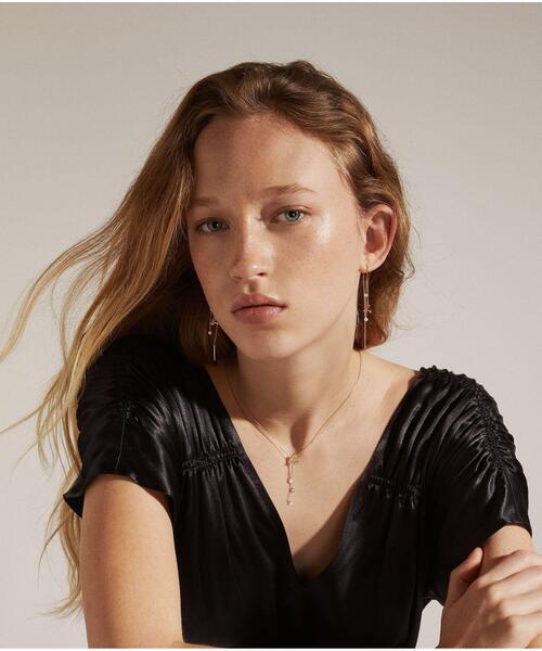 agnes b.(アニエスベー)の「"b." ロゴ 2チェーン ネックレス "Iconic - thin and tiny"(ネックレス・レディース・ゴールド・FREE)」の2枚目の写真