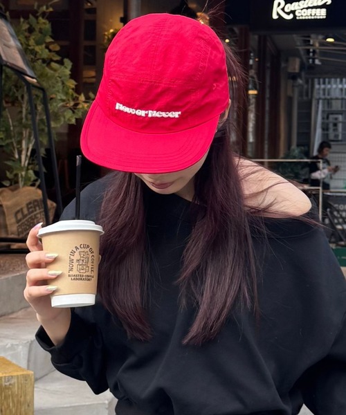 FOREVER 21（フォーエバー トゥエンティーワン）の「【2025SS】ロゴフラットキャップ（キャップ・レディース・ストライプ/ピンク/レッド・FREE）」の2枚目の写真