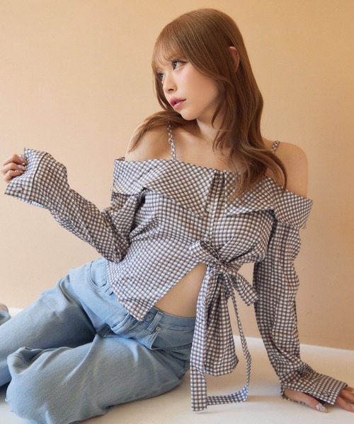 本日22時まで【新品未使用タグ付】オフショルダーギンガムぺプラムトップス セール】ギンガムチェックオフショルダートップス（シャツ