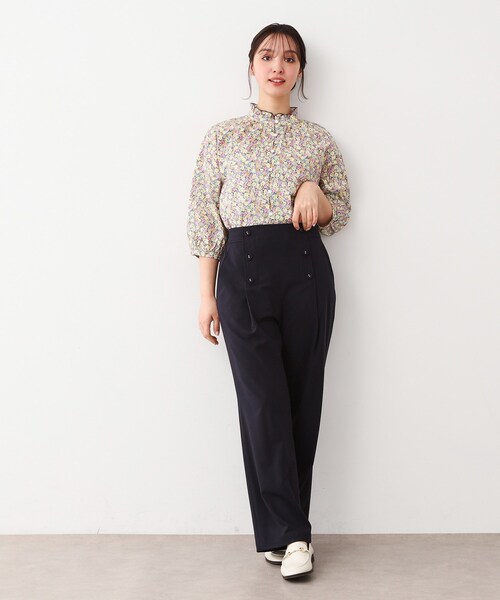 LAURA ASHLEY(ローラアシュレイ)の「【洗える/コットン100%/同柄アイテムあり】アマイア ディッツィー柄 ブラウス(シャツ/ブラウス・レディース・イエロー系その他2/ネイビー系・40/38)」の8枚目の写真