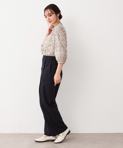 LAURA ASHLEY(ローラアシュレイ)の「【洗える/コットン100%/同柄アイテムあり】アマイア ディッツィー柄 ブラウス(シャツ/ブラウス・レディース・イエロー系その他2/ネイビー系・40/38)」の9枚目の写真