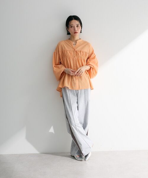 Green　Parks（グリーンパークス）の「シャーリングスキッパーシャツ（シャツ/ブラウス・レディース・ブルー/ライトベージュ/ブラック/オレンジ/ドット/オフホワイト・FREE）」の7枚目の写真