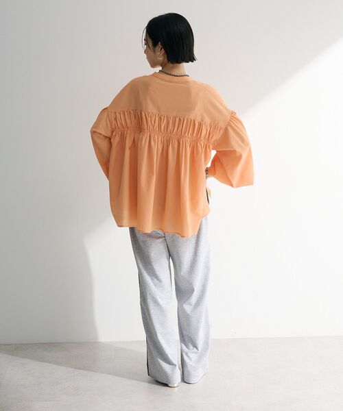 Green　Parks（グリーンパークス）の「シャーリングスキッパーシャツ（シャツ/ブラウス・レディース・ブルー/ライトベージュ/ブラック/オレンジ/ドット/オフホワイト・FREE）」の10枚目の写真