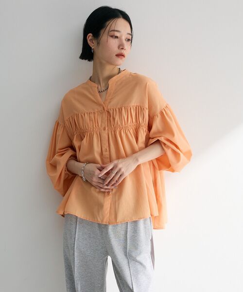 Green　Parks（グリーンパークス）の「シャーリングスキッパーシャツ（シャツ/ブラウス・レディース・ブルー/ライトベージュ/ブラック/オレンジ/ドット/オフホワイト・FREE）」の11枚目の写真