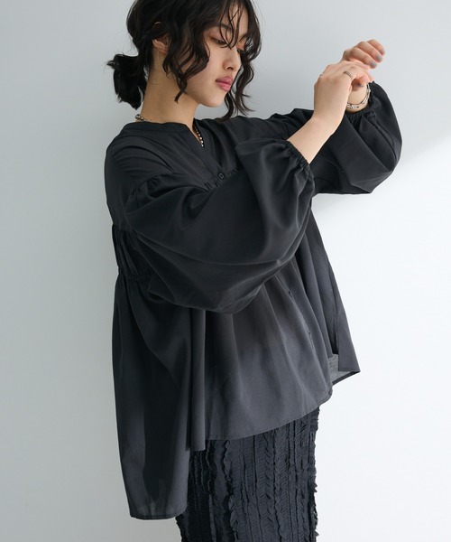 Green　Parks（グリーンパークス）の「シャーリングスキッパーシャツ（シャツ/ブラウス・レディース・ブルー/ライトベージュ/ブラック/オレンジ/ドット/オフホワイト・FREE）」の3枚目の写真