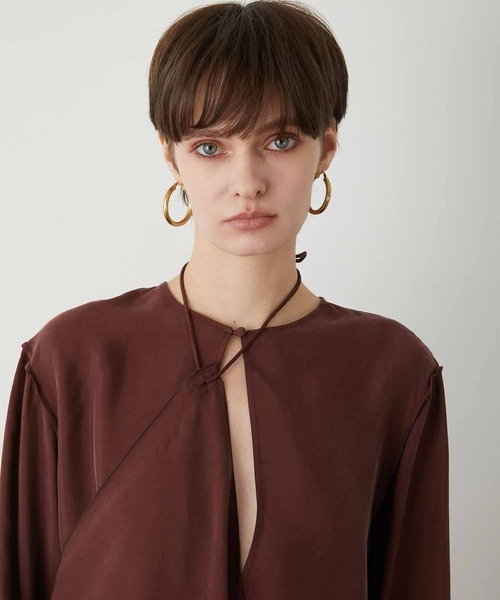 LA PEAU DE GEM（ラポドゥジェム）の「【LA PEAU DE GEM】cupra scarf shirt/キュプラスカーフシャツ（シャツ/ブラウス・レディース・ブラック/ホワイト/バーガンディー・FREE）」の3枚目の写真