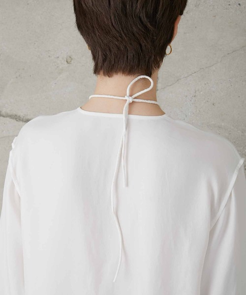 LA PEAU DE GEM（ラポドゥジェム）の「【LA PEAU DE GEM】cupra scarf shirt/キュプラスカーフシャツ（シャツ/ブラウス・レディース・ブラック/ホワイト/バーガンディー・FREE）」の6枚目の写真