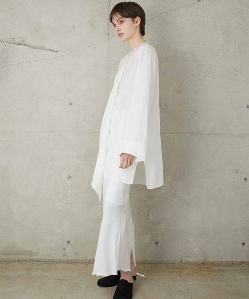 LA PEAU DE GEM（ラポドゥジェム）の「【LA PEAU DE GEM】cupra scarf shirt/キュプラスカーフシャツ（シャツ/ブラウス・レディース・ブラック/ホワイト/バーガンディー・FREE）」の4枚目の写真