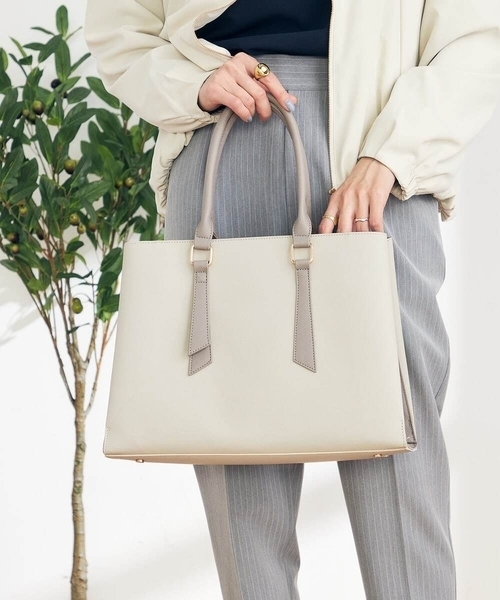 a.v.v（アーヴェヴェ）の「三層A4トートバッグ（トートバッグ・レディース・ライトグレー/ブラック/アイボリー・38）」の3枚目の写真