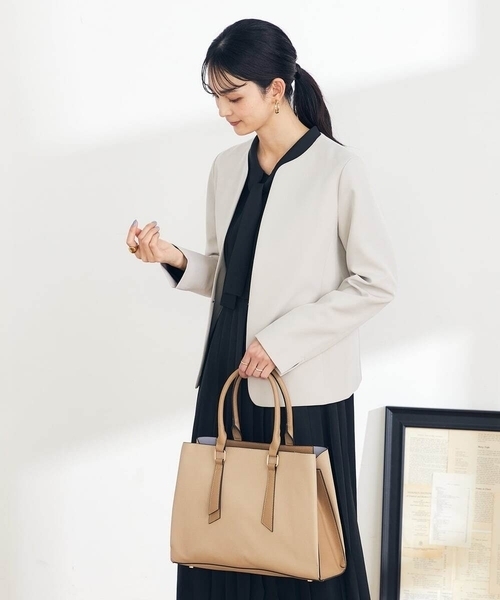 a.v.v（アーヴェヴェ）の「三層A4トートバッグ（トートバッグ・レディース・ライトグレー/ブラック/アイボリー・38）」の5枚目の写真