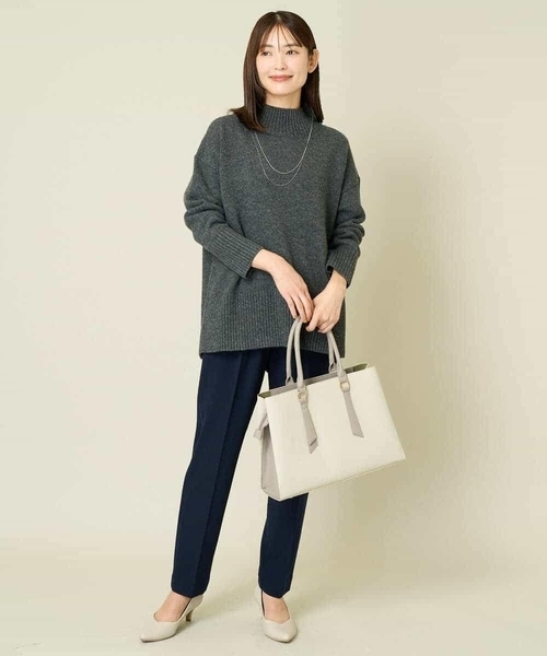 a.v.v（アーヴェヴェ）の「三層A4トートバッグ（トートバッグ・レディース・ライトグレー/ブラック/アイボリー・38）」の9枚目の写真