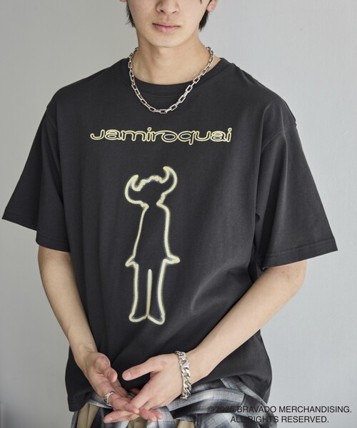 PUBLUX（パブリュクス）の「PUBLUX/パブリュクス Jamiroquai ネオンロゴプリントTee(限定展開)（Tシャツ/カットソー・メンズ・ブラック/ホワイト・MEDIUM/LARGE/X-LARGE）」の2枚目の写真