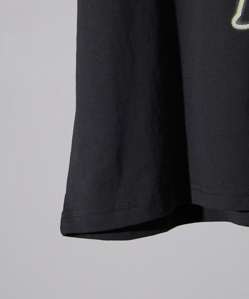PUBLUX（パブリュクス）の「PUBLUX/パブリュクス Jamiroquai ネオンロゴプリントTee(限定展開)（Tシャツ/カットソー・メンズ・ブラック/ホワイト・MEDIUM/LARGE/X-LARGE）」の5枚目の写真